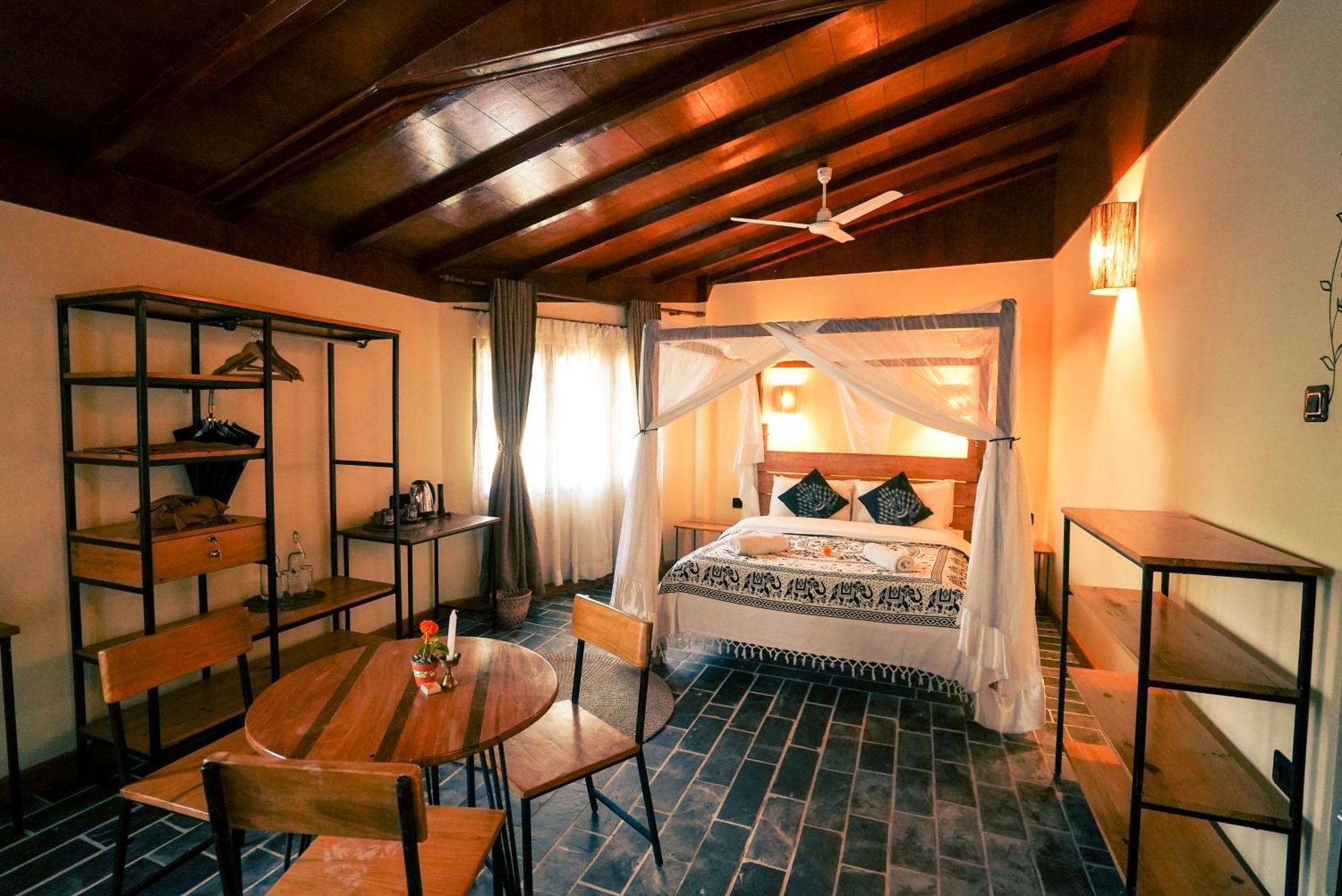 Sapana Village Lodge Sauraha Exterior photo