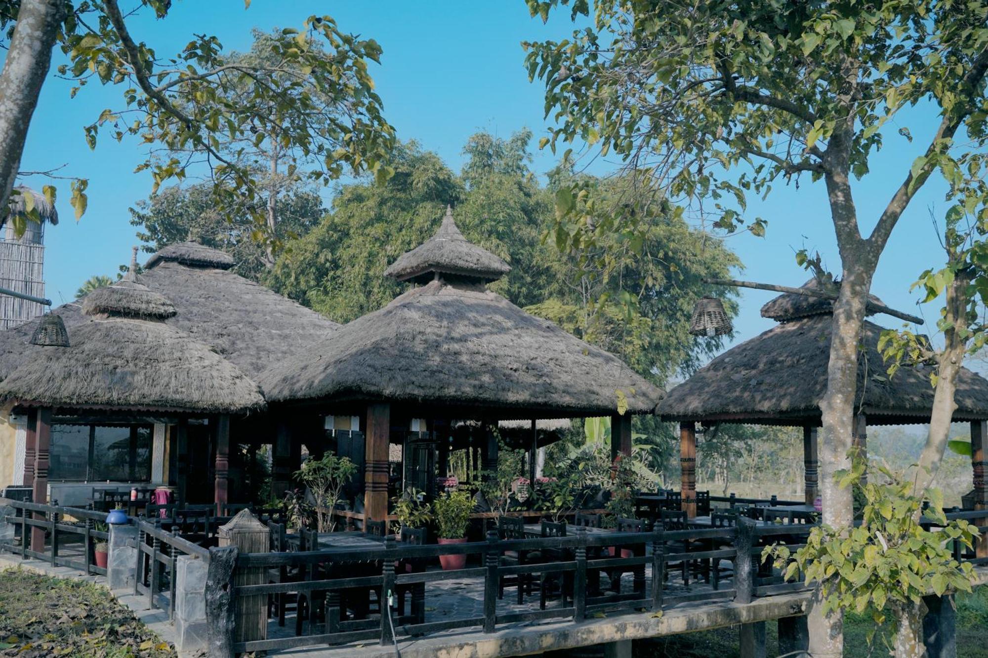 Sapana Village Lodge Sauraha Exterior photo