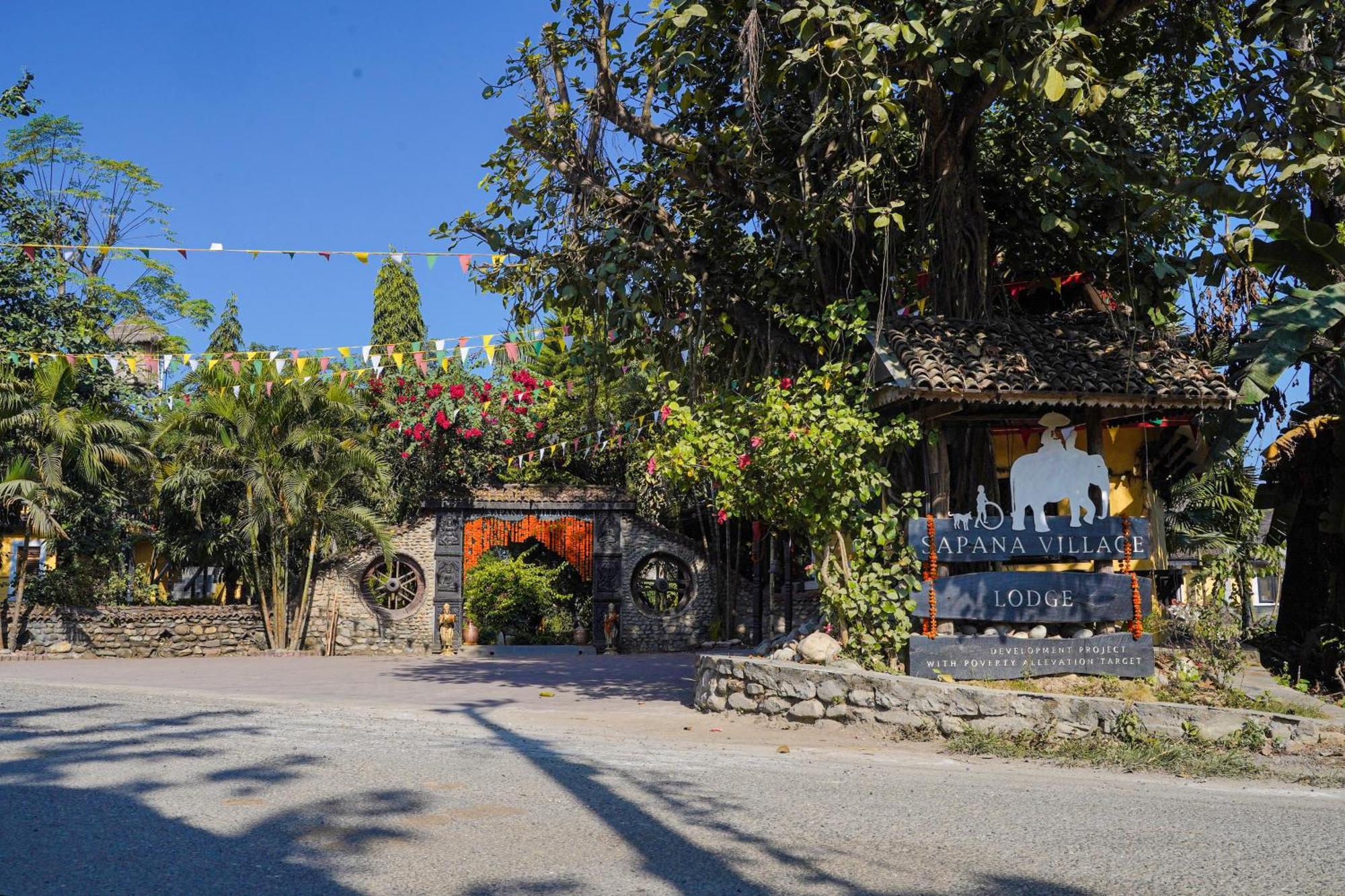 Sapana Village Lodge Sauraha Exterior photo