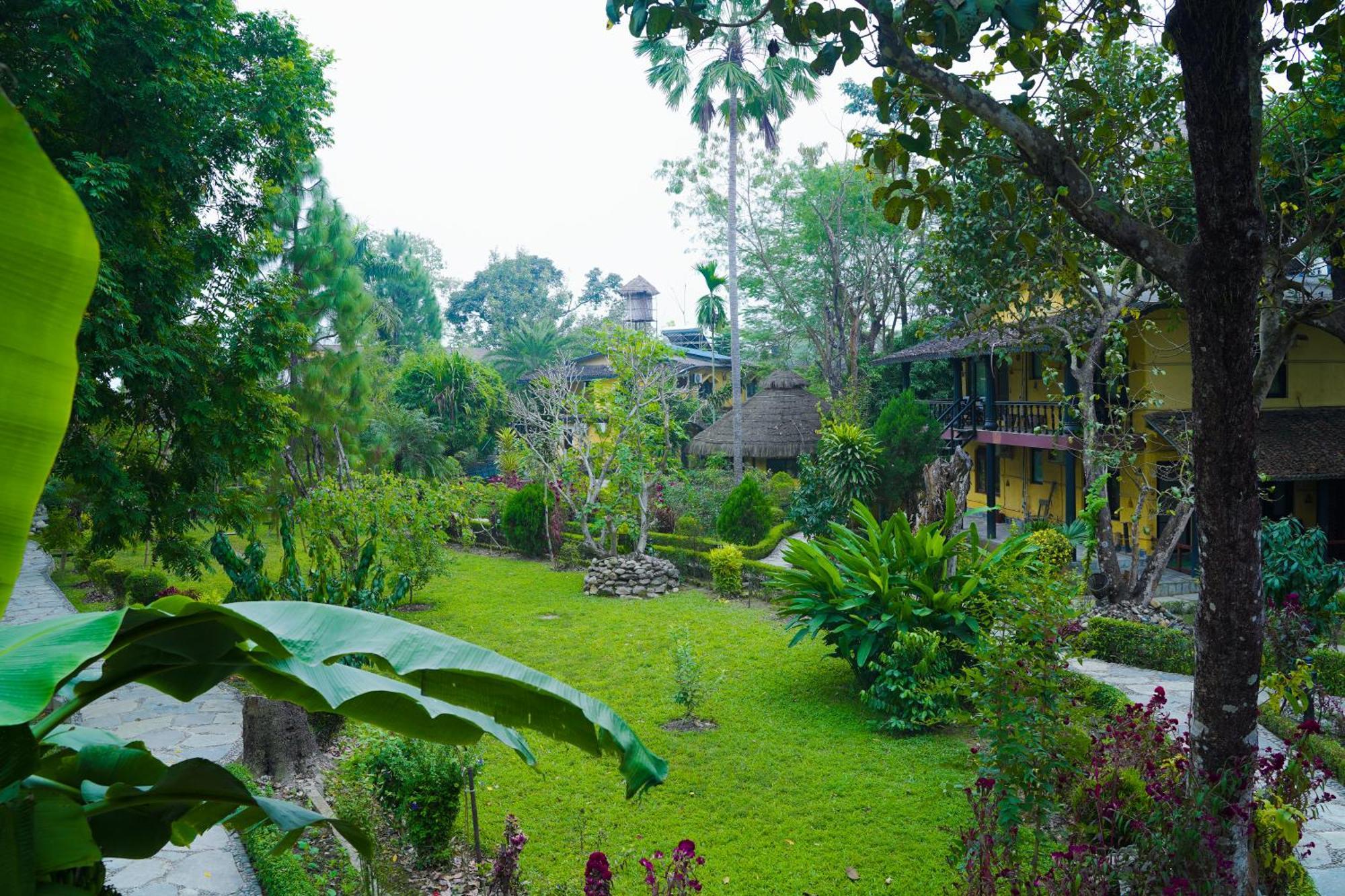 Sapana Village Lodge Sauraha Exterior photo