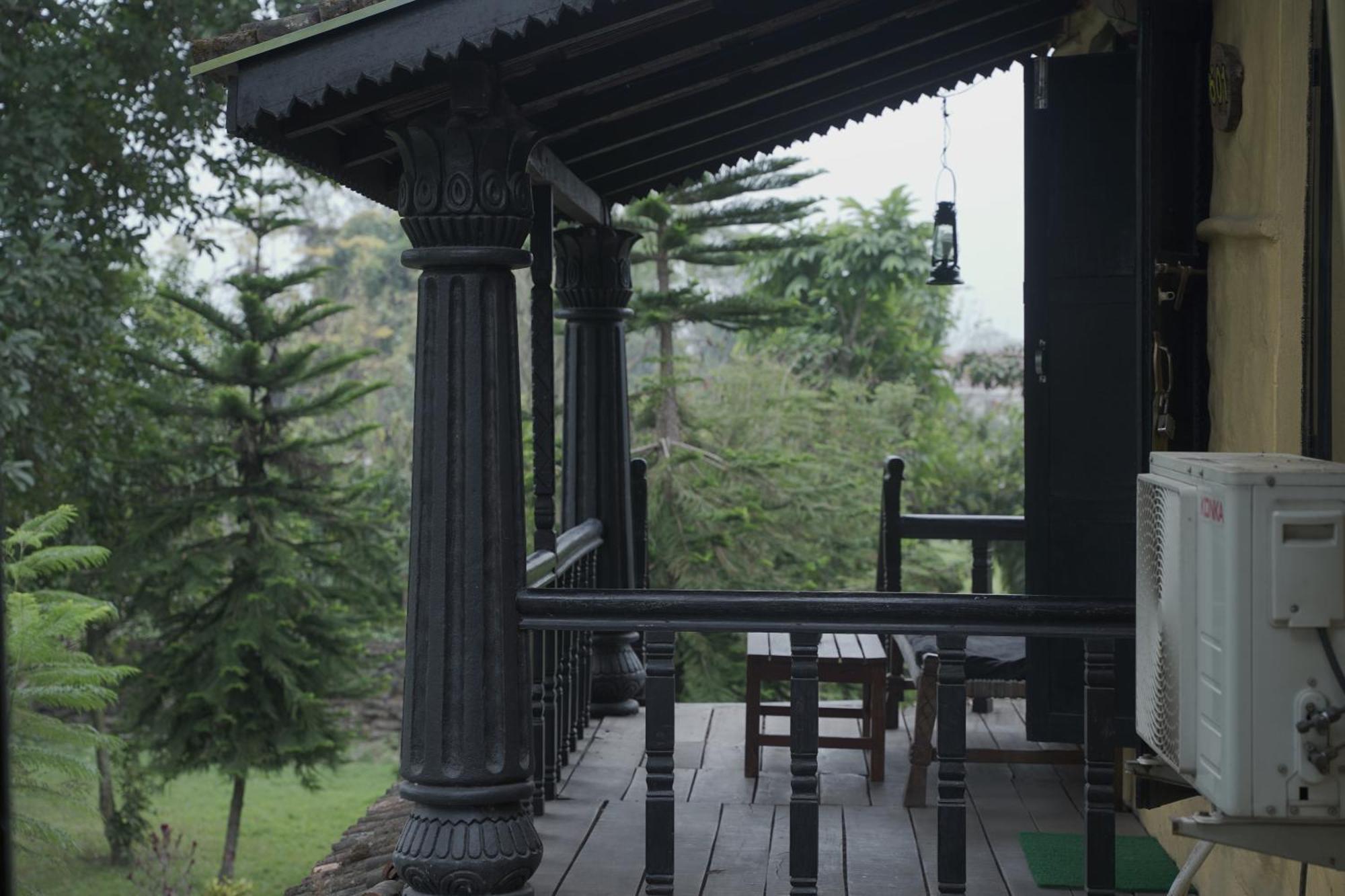 Sapana Village Lodge Sauraha Exterior photo
