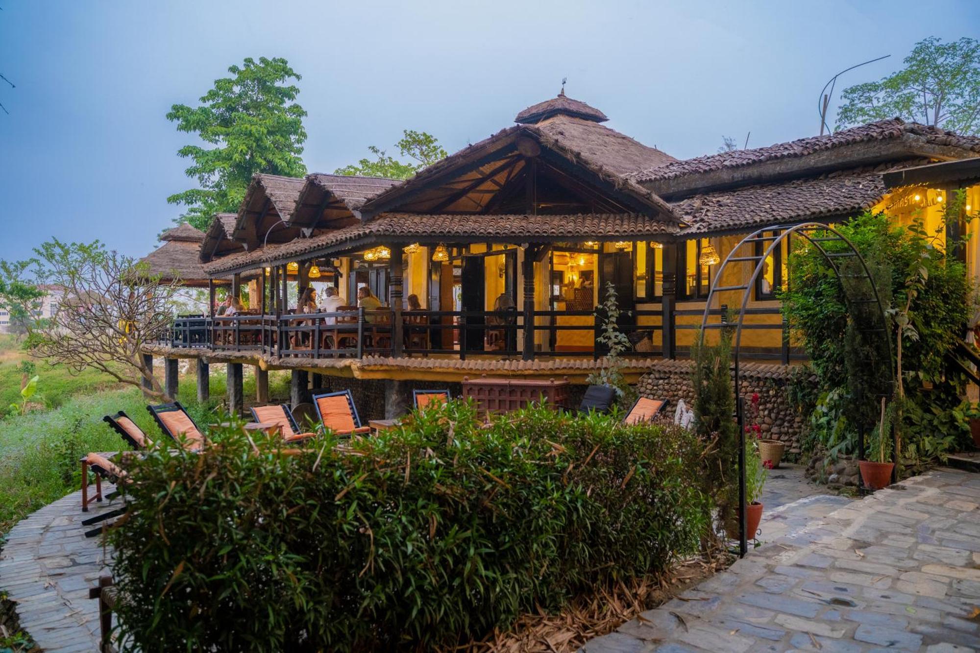 Sapana Village Lodge Sauraha Exterior photo